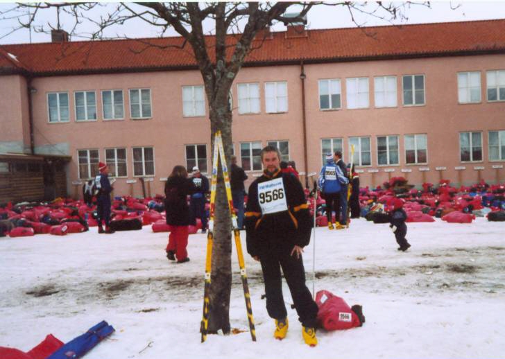 17 SE V cieli po 90 Km v meste Mora - batoziny.jpg, 114424 bytes, 5. 4. 2004